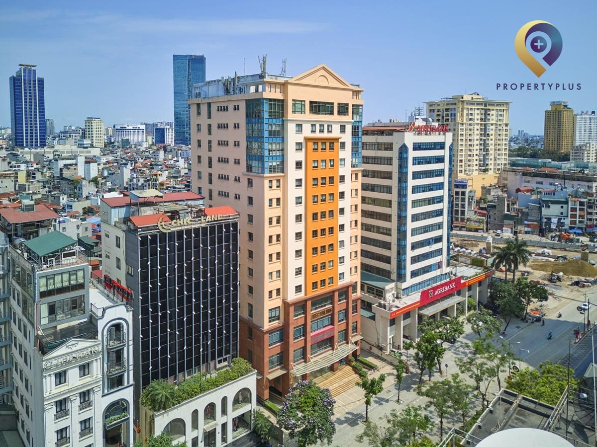 Toàn cảnh tòa nhà Harec Building nhìn từ trên cao với khu vực xung quanh đông đúc - hình ảnh từ Property Plus